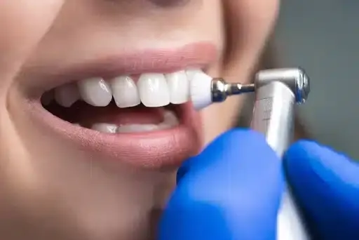 Sensibilidade nos dentes: por que dói no gelado e o que fazer